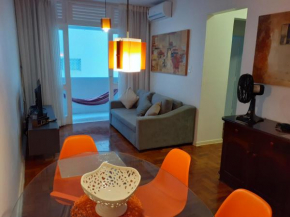 Apto Guarujá na Praia das Pitangueiras com Ar Condicionado e Internet WiFi, sendo 1 dormitório e sala 2 ambientes, Smart TV e garagem coberta, super perto da praia !